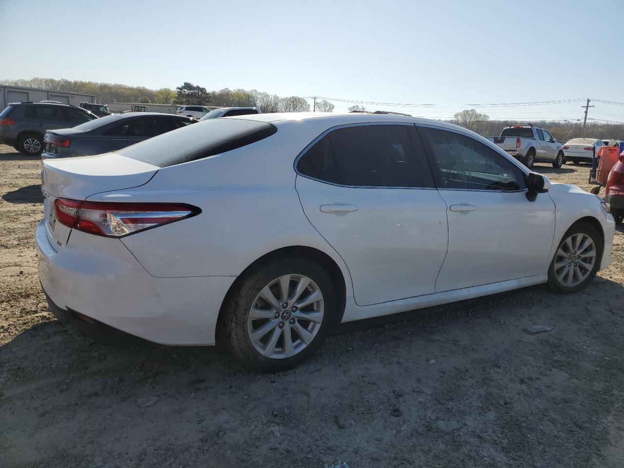 Photo 2 VIN: 4T1B11HK8JU103898 - TOYOTA CAMRY 