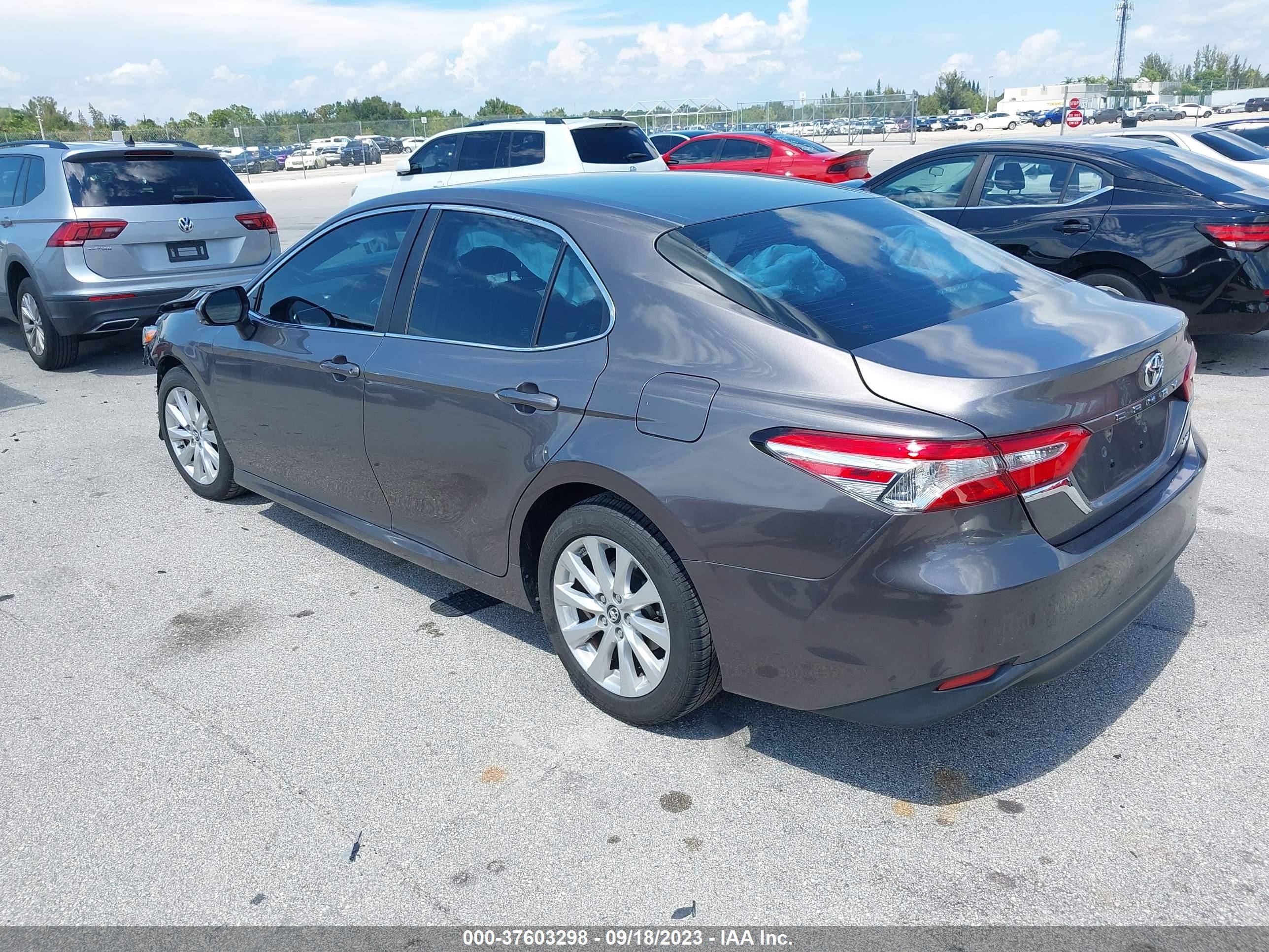 Photo 2 VIN: 4T1B11HK8JU519059 - TOYOTA CAMRY 