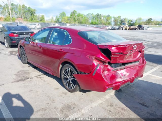 Photo 2 VIN: 4T1B11HK8JU561747 - TOYOTA CAMRY 