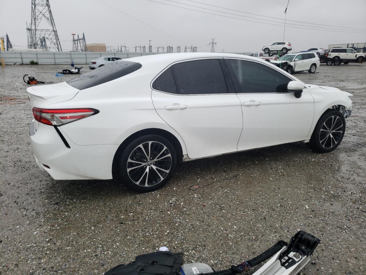 Photo 2 VIN: 4T1B11HK8JU580573 - TOYOTA CAMRY 