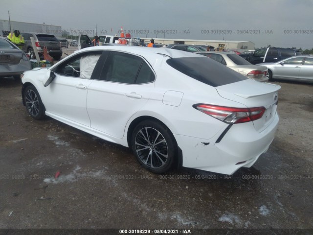 Photo 2 VIN: 4T1B11HK8JU600868 - TOYOTA CAMRY 