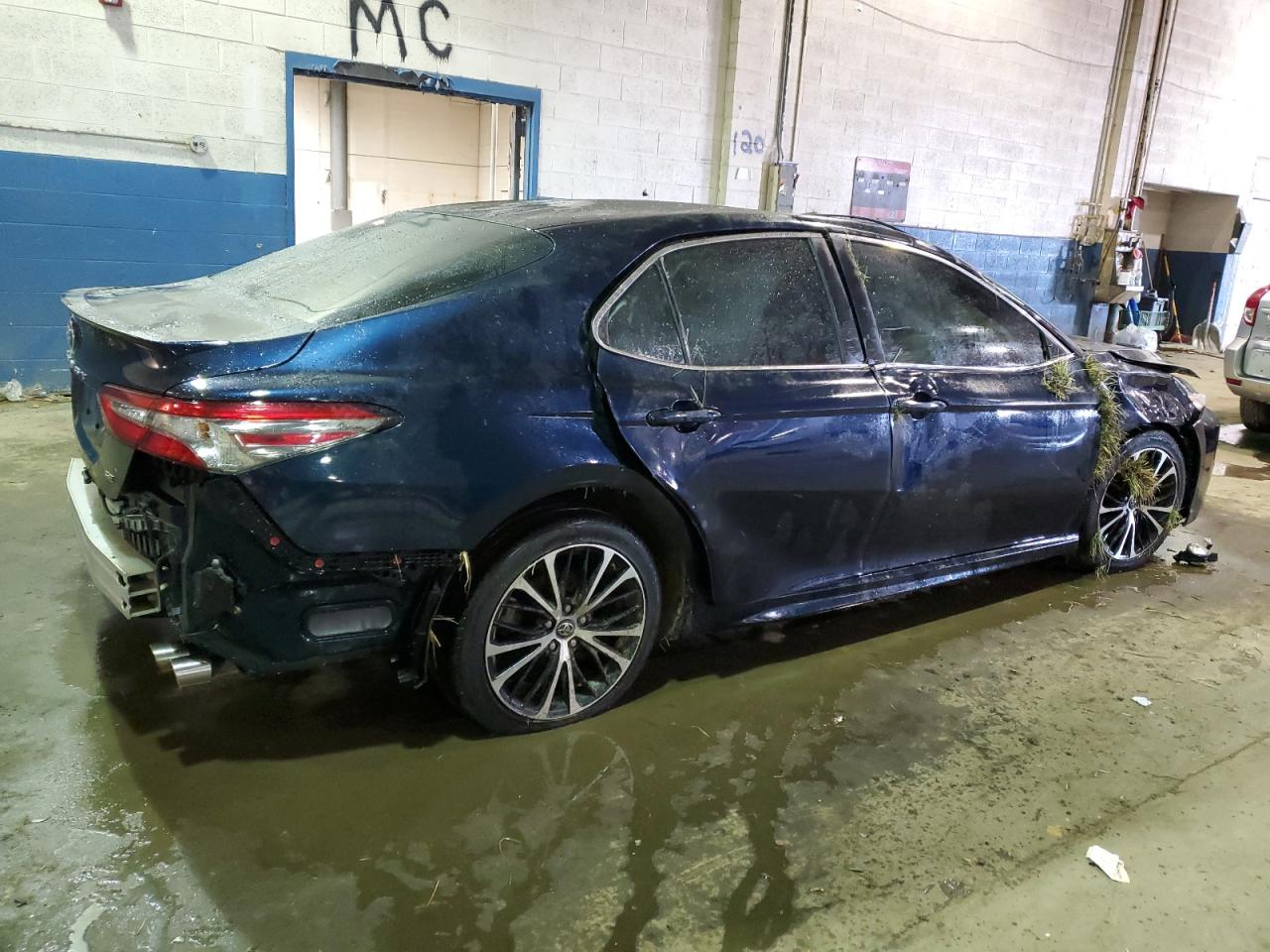 Photo 2 VIN: 4T1B11HK8JU613488 - TOYOTA CAMRY 