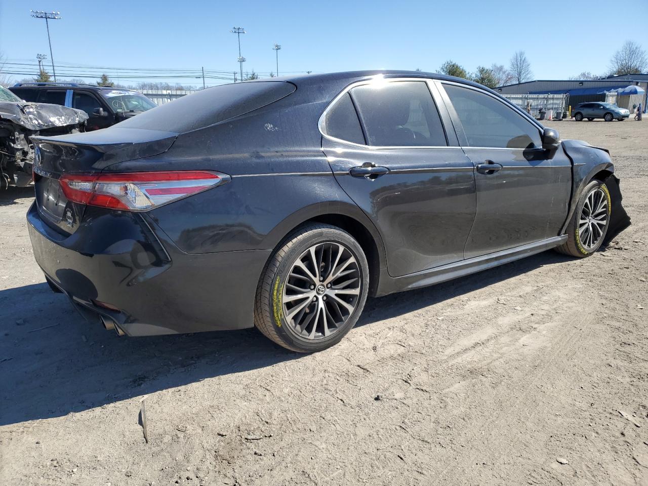 Photo 2 VIN: 4T1B11HK8JU641243 - TOYOTA CAMRY 