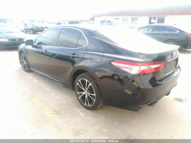 Photo 2 VIN: 4T1B11HK8JU650962 - TOYOTA CAMRY 