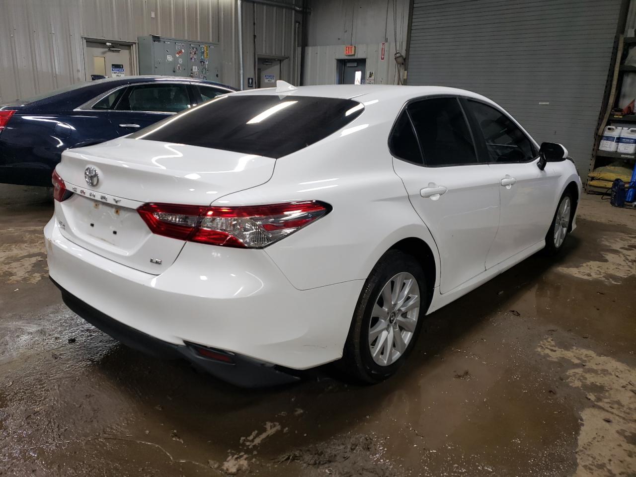 Photo 2 VIN: 4T1B11HK8KU683543 - TOYOTA CAMRY 