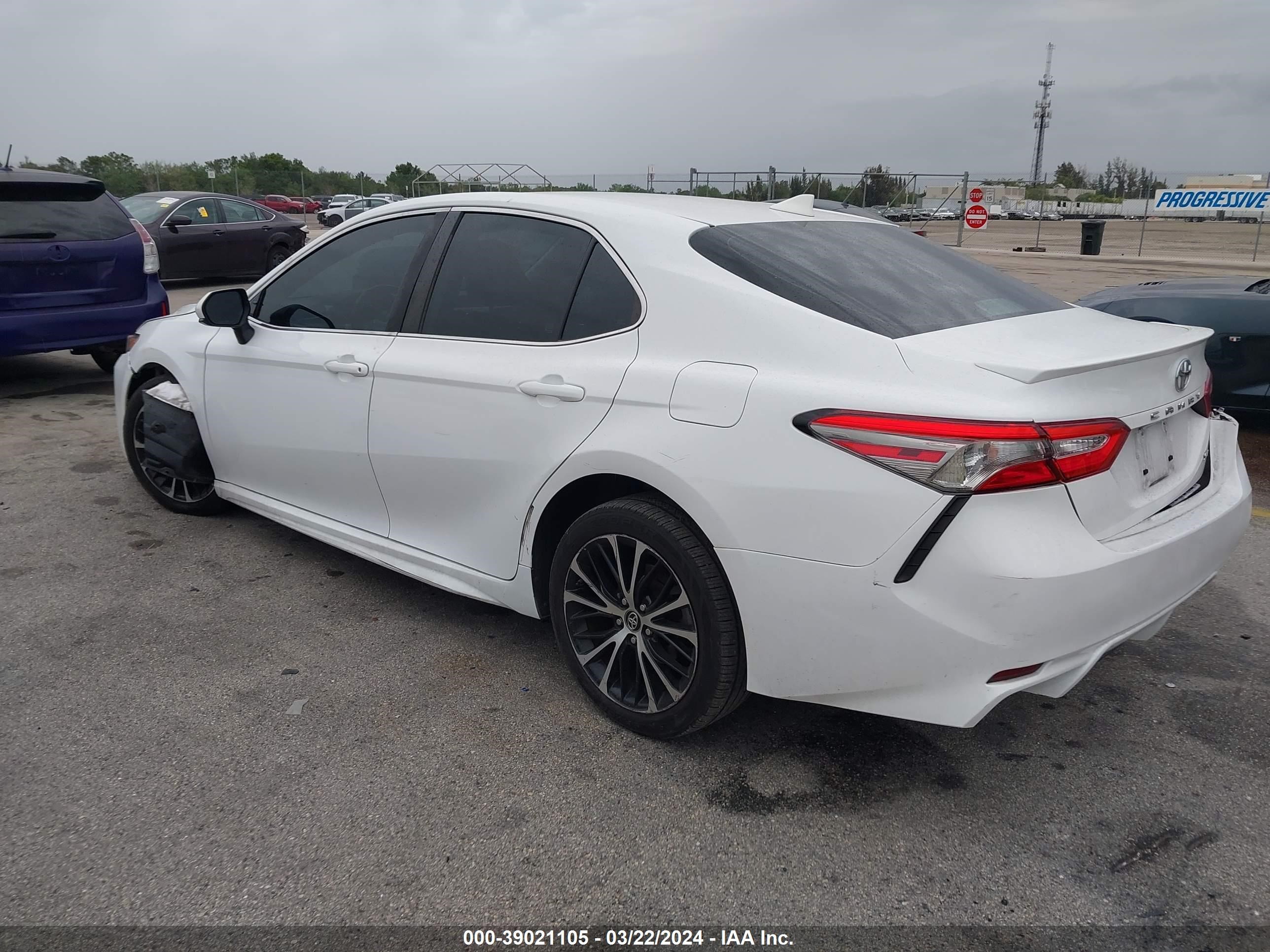 Photo 2 VIN: 4T1B11HK8KU821470 - TOYOTA CAMRY 