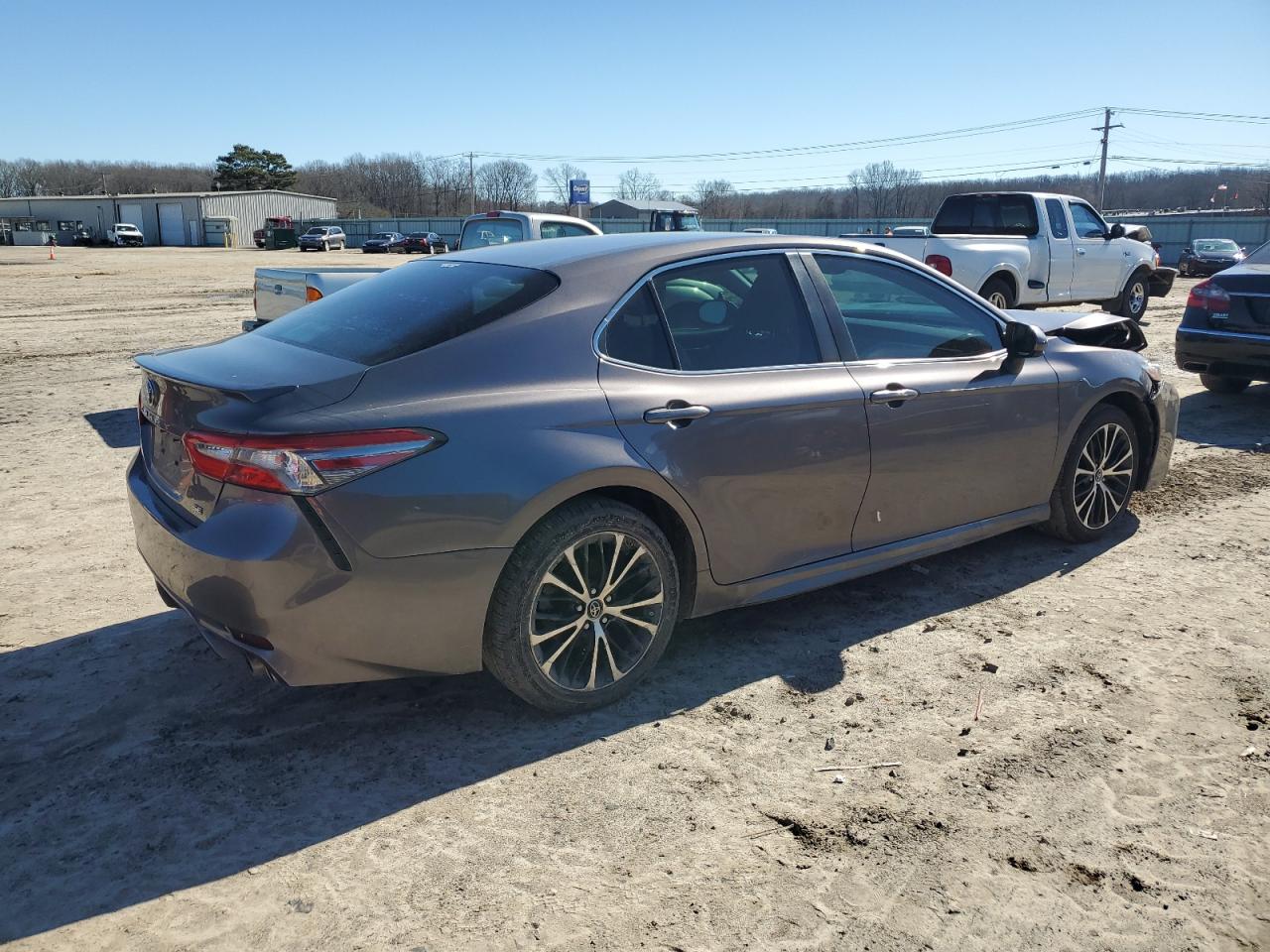 Photo 2 VIN: 4T1B11HK9JU014602 - TOYOTA CAMRY 