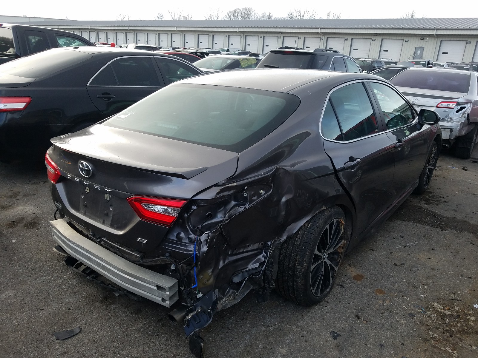 Photo 3 VIN: 4T1B11HK9JU058132 - TOYOTA CAMRY 