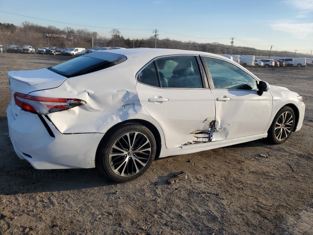 Photo 2 VIN: 4T1B11HK9JU152785 - TOYOTA CAMRY 