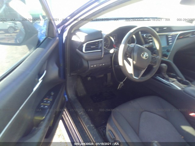 Photo 4 VIN: 4T1B11HK9JU500925 - TOYOTA CAMRY 