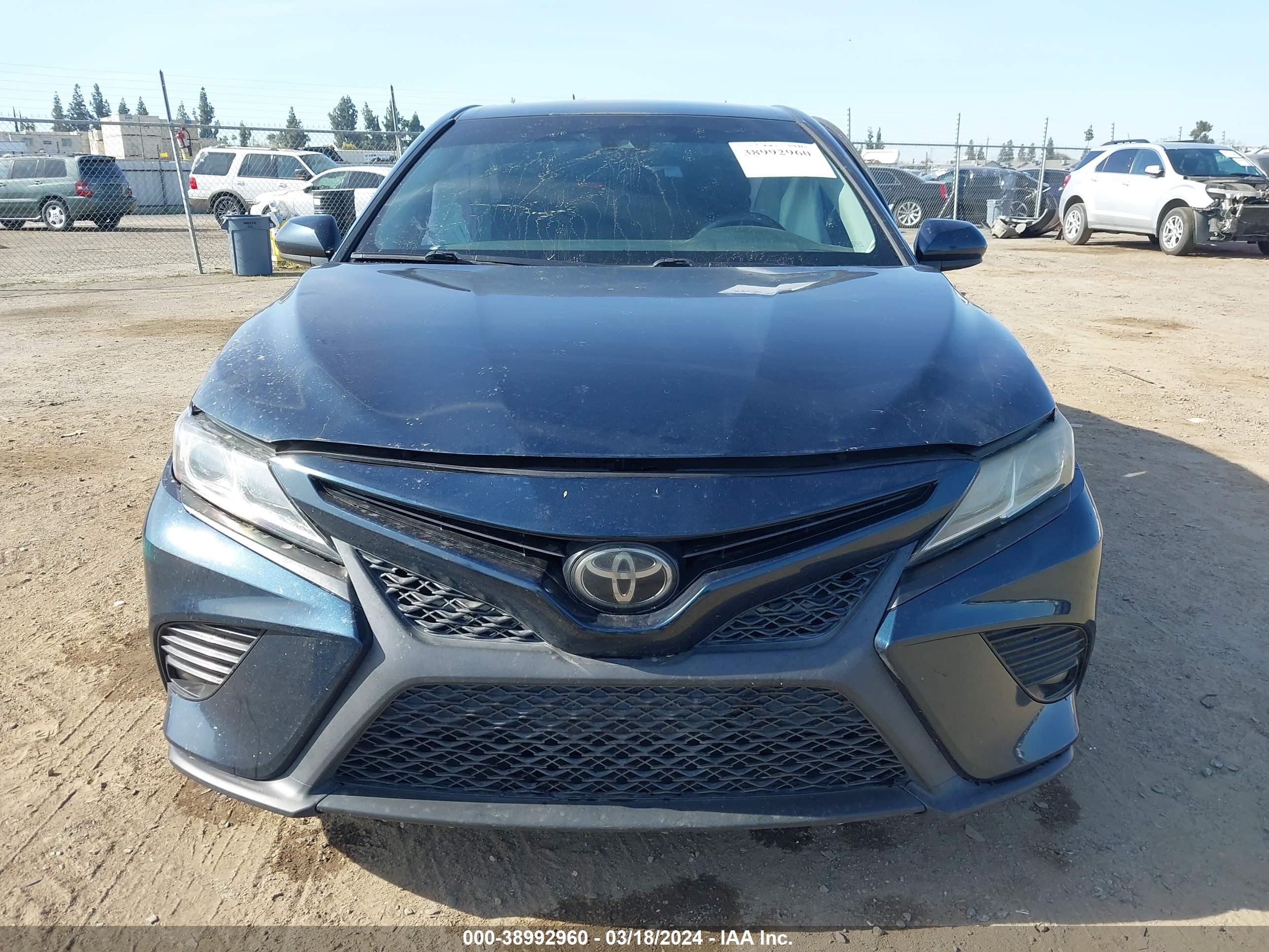 Photo 11 VIN: 4T1B11HK9JU582039 - TOYOTA CAMRY 