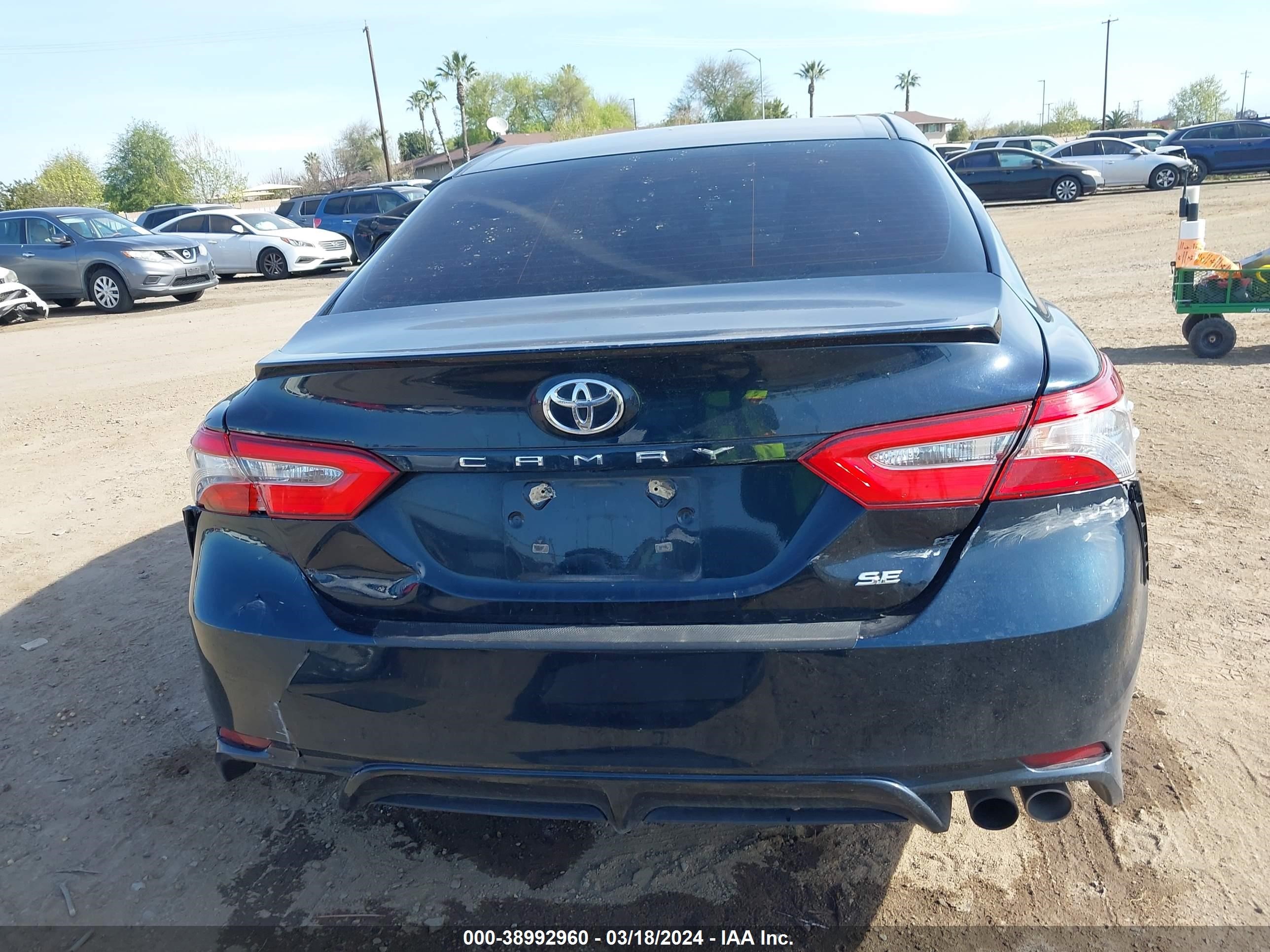 Photo 15 VIN: 4T1B11HK9JU582039 - TOYOTA CAMRY 