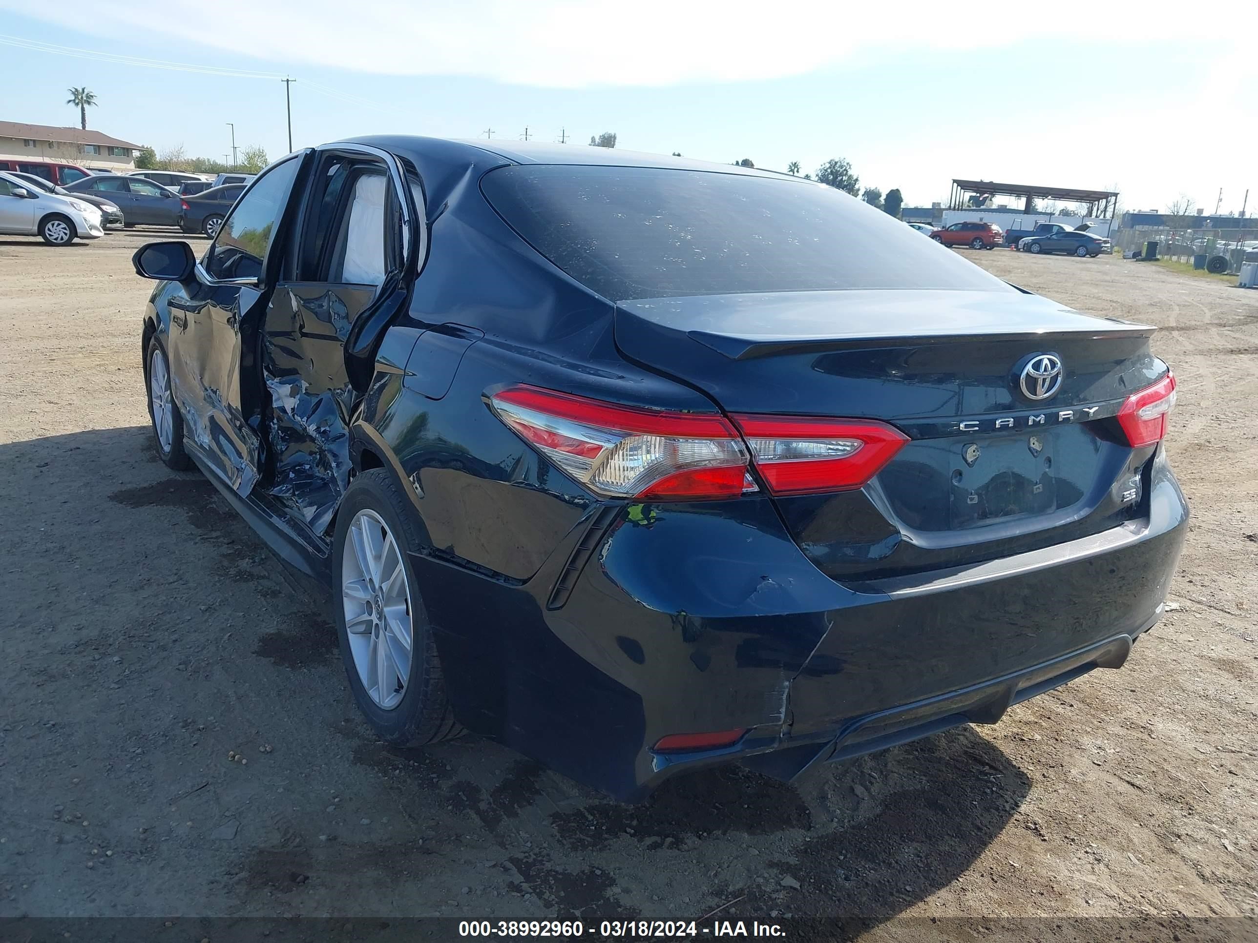 Photo 2 VIN: 4T1B11HK9JU582039 - TOYOTA CAMRY 