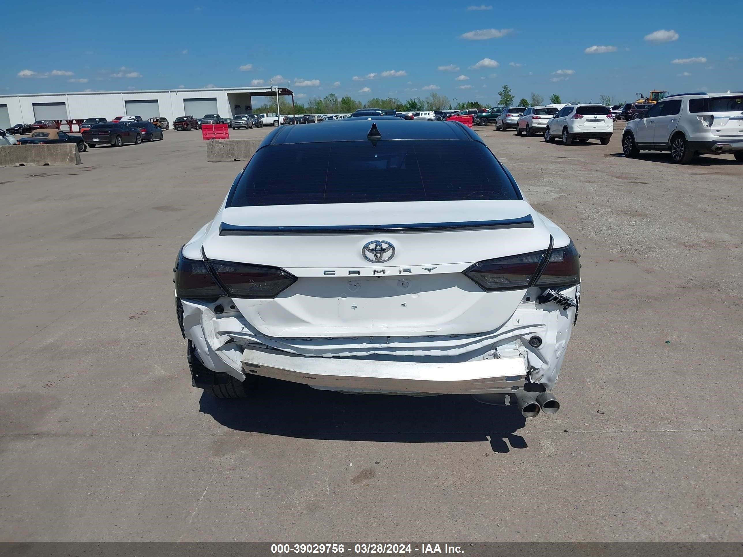 Photo 16 VIN: 4T1B11HK9JU656365 - TOYOTA CAMRY 