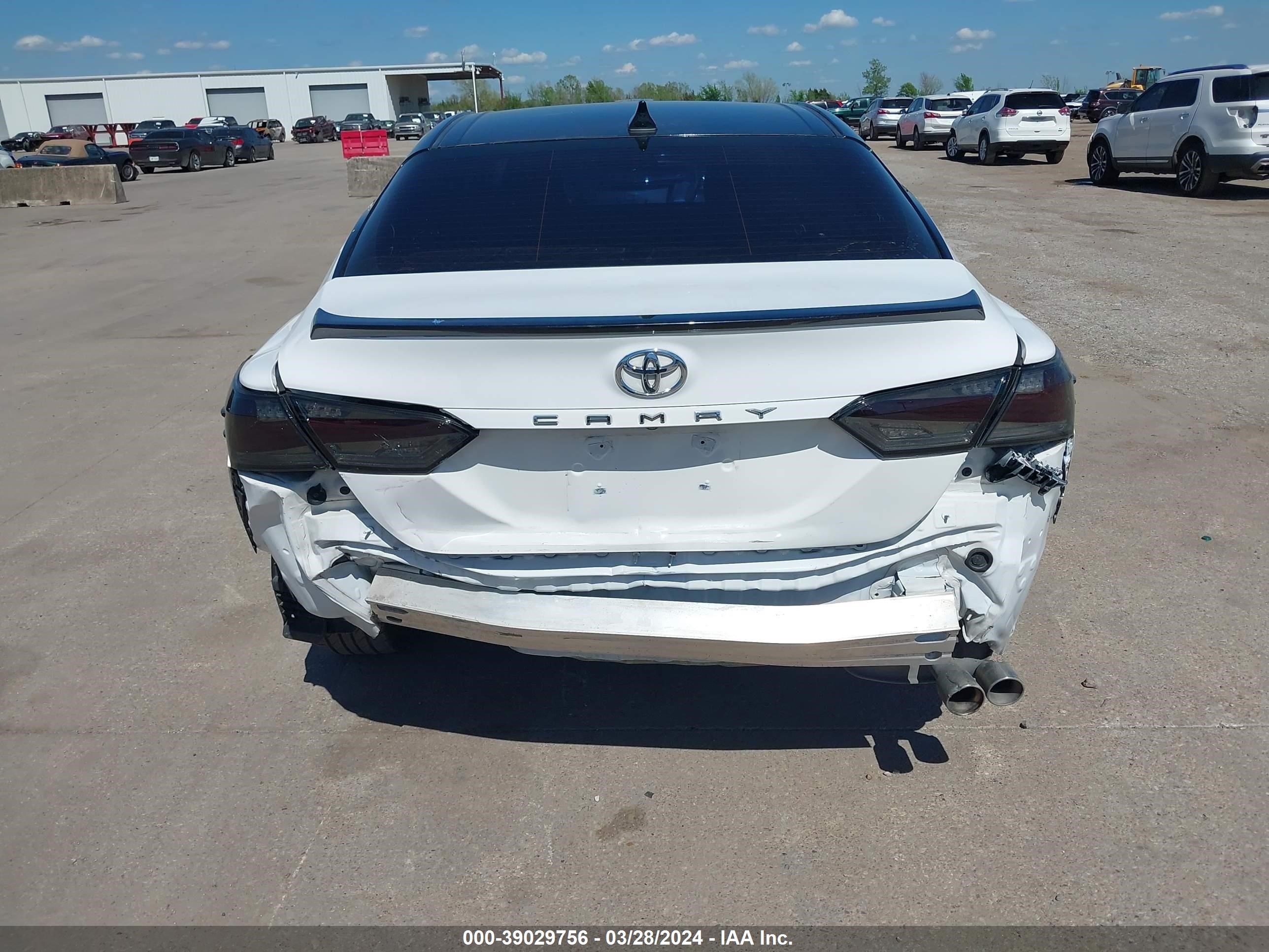 Photo 5 VIN: 4T1B11HK9JU656365 - TOYOTA CAMRY 