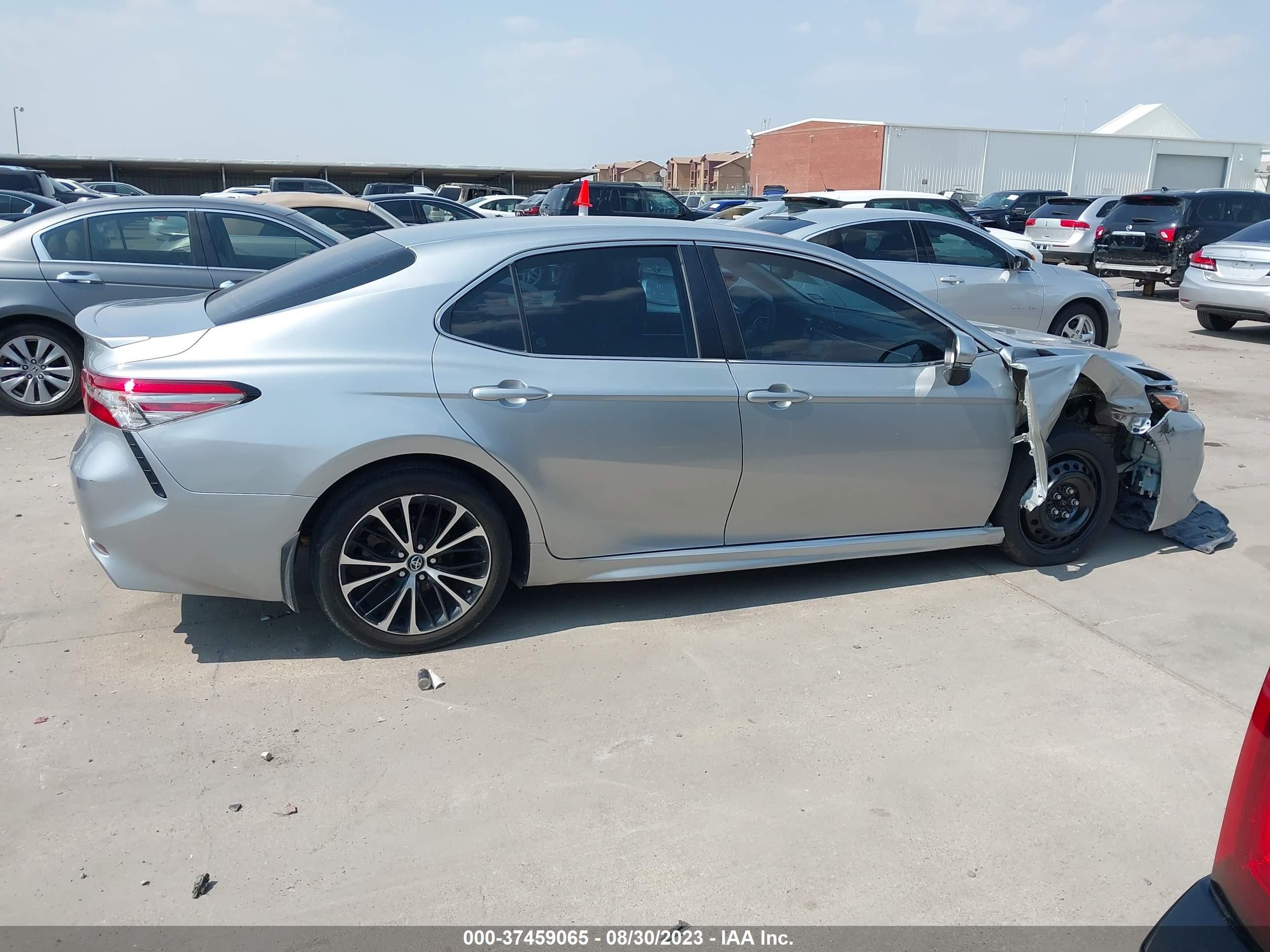 Photo 13 VIN: 4T1B11HKXJU075926 - TOYOTA CAMRY 