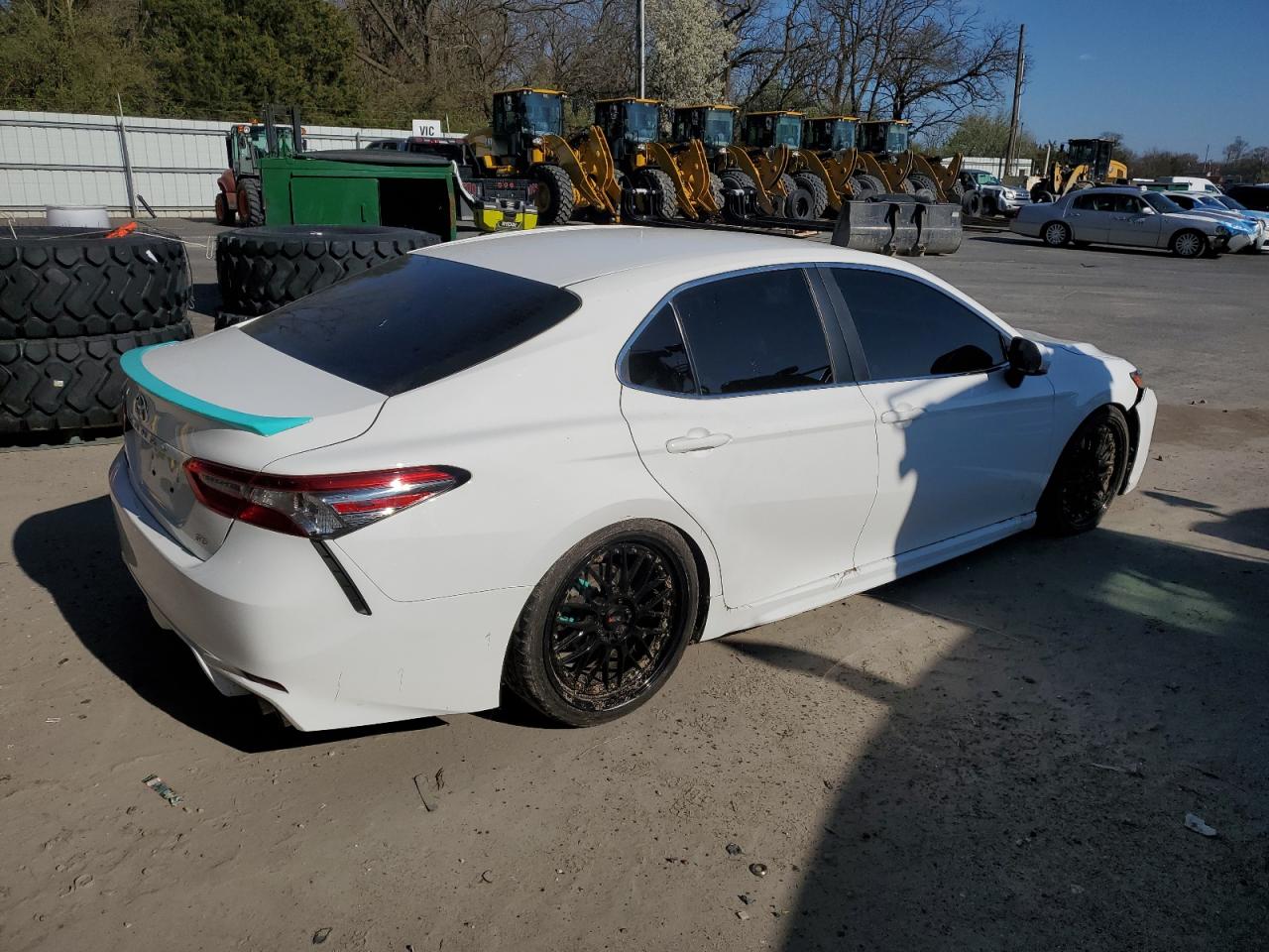 Photo 2 VIN: 4T1B11HKXJU133324 - TOYOTA CAMRY 