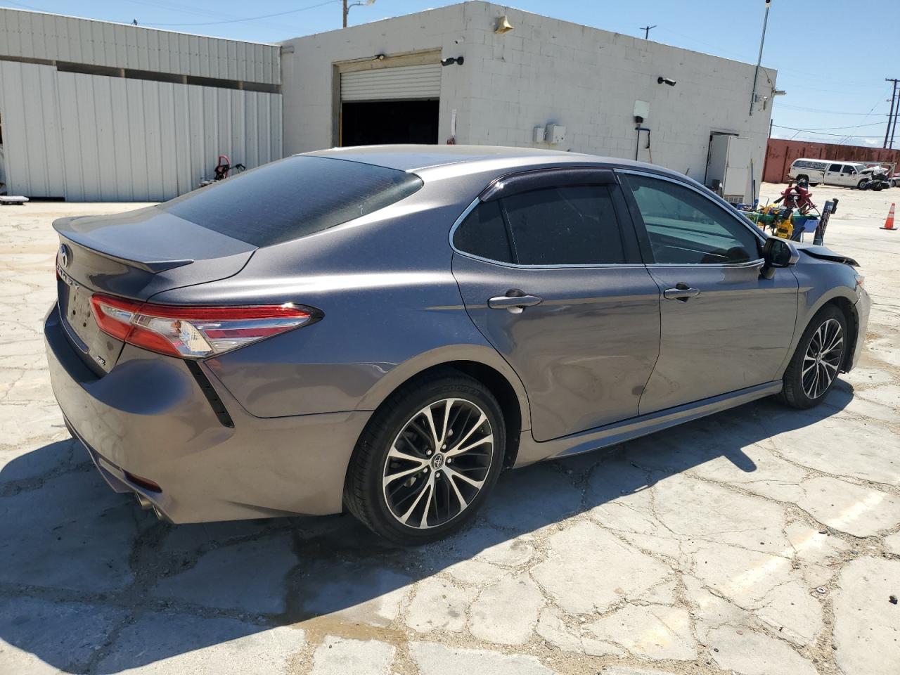 Photo 2 VIN: 4T1B11HKXJU640014 - TOYOTA CAMRY 