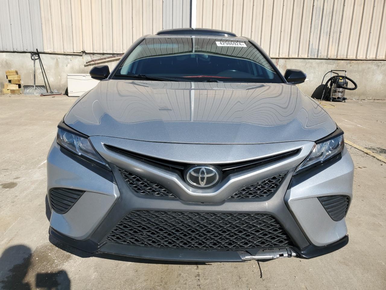 Photo 4 VIN: 4T1B11HKXKU227110 - TOYOTA CAMRY 