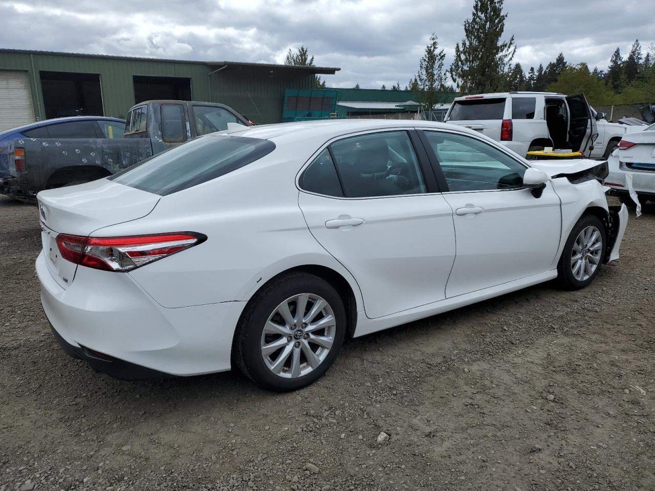 Photo 2 VIN: 4T1B11HKXKU256803 - TOYOTA CAMRY 