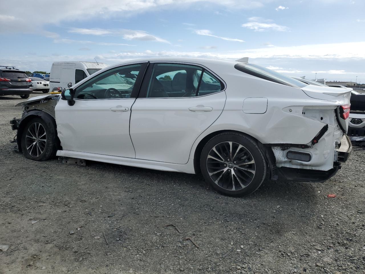 Photo 1 VIN: 4T1B11HKXKU262097 - TOYOTA CAMRY 