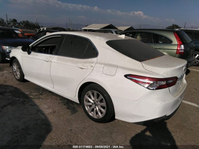 Photo 2 VIN: 4T1B11HKXKU689926 - TOYOTA CAMRY 