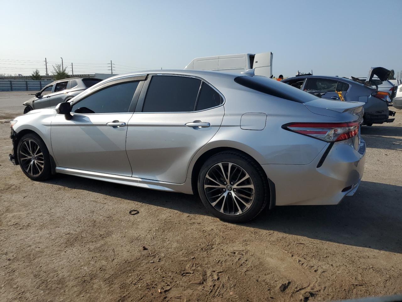 Photo 1 VIN: 4T1B11HKXKU713884 - TOYOTA CAMRY 