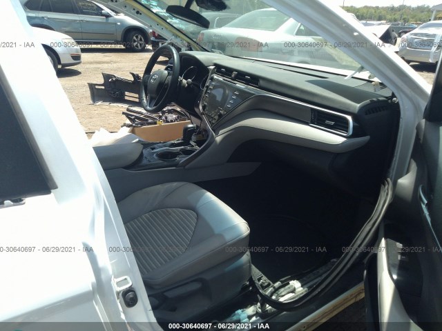 Photo 4 VIN: 4T1B21HK2JU500407 - TOYOTA CAMRY 