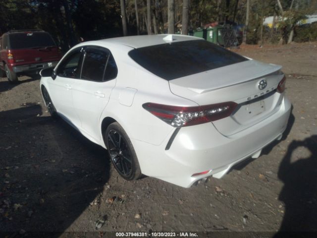 Photo 2 VIN: 4T1B61HK0JU006258 - TOYOTA CAMRY 