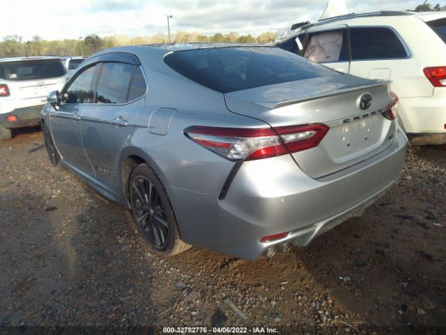 Photo 2 VIN: 4T1B61HK0JU128229 - TOYOTA CAMRY 