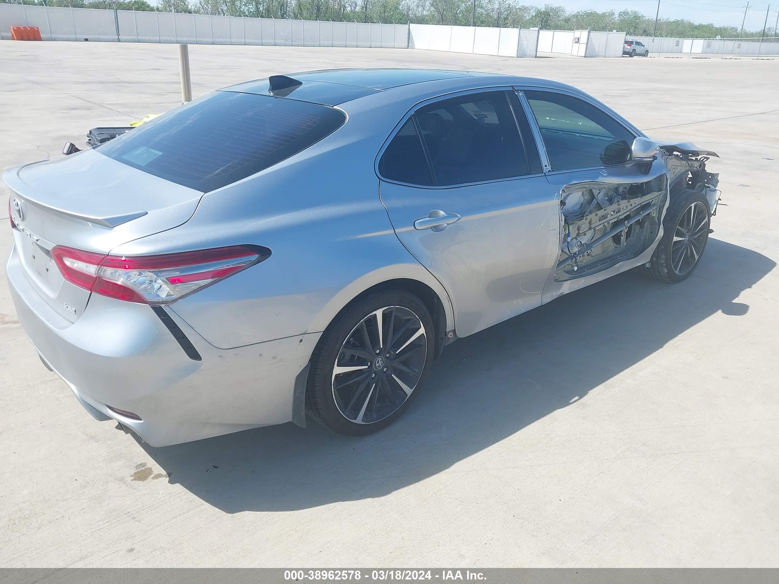 Photo 3 VIN: 4T1B61HK0KU715970 - TOYOTA CAMRY 