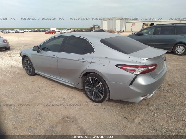 Photo 2 VIN: 4T1B61HK1JU086038 - TOYOTA CAMRY 