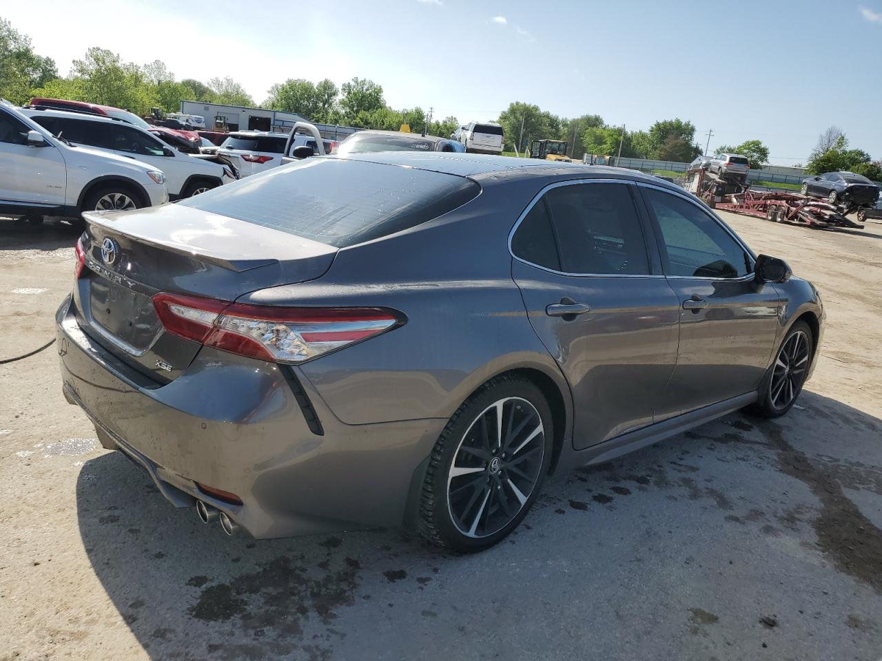 Photo 2 VIN: 4T1B61HK1JU126389 - TOYOTA CAMRY 