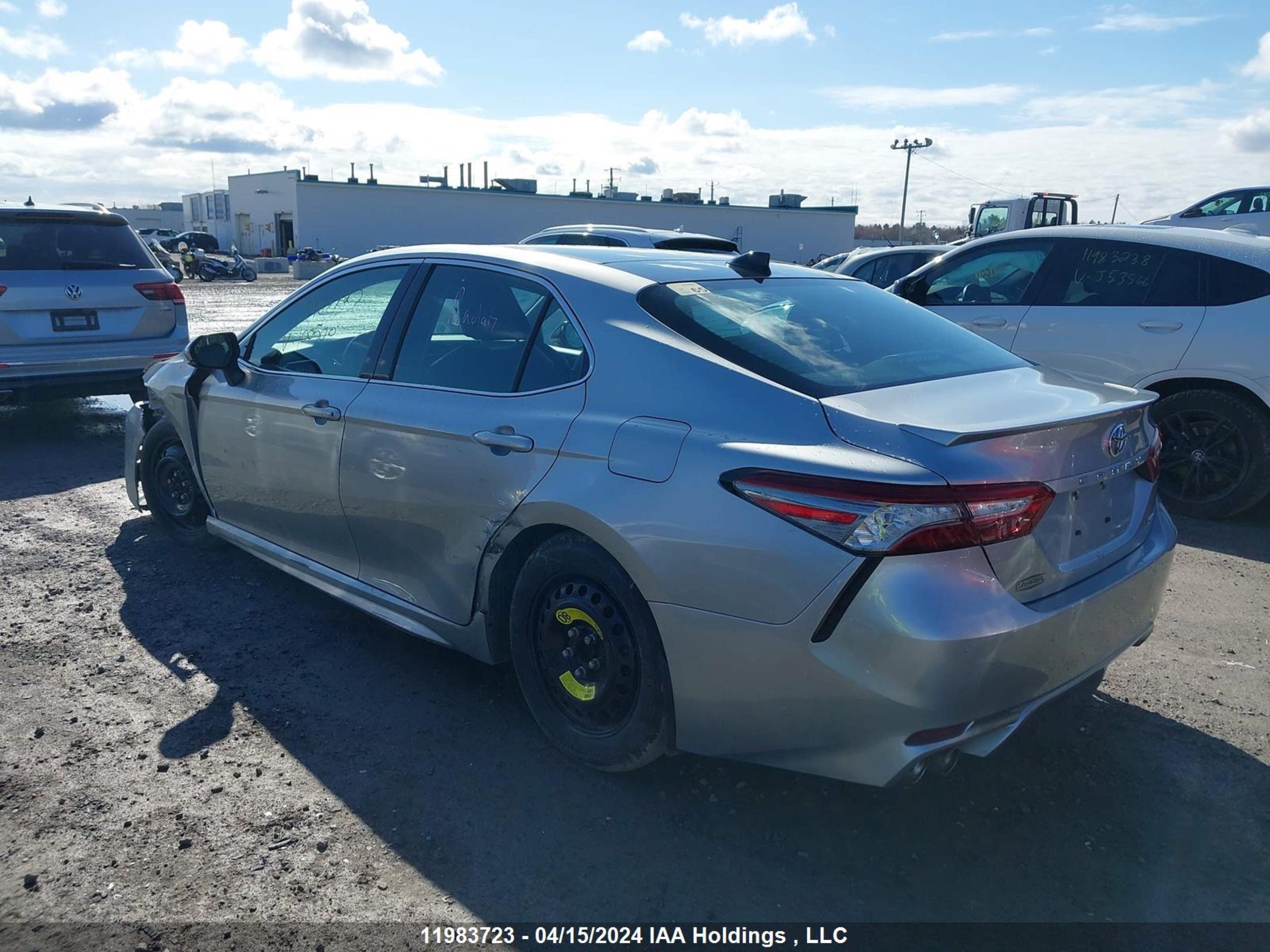 Photo 2 VIN: 4T1B61HK2JU100500 - TOYOTA CAMRY 