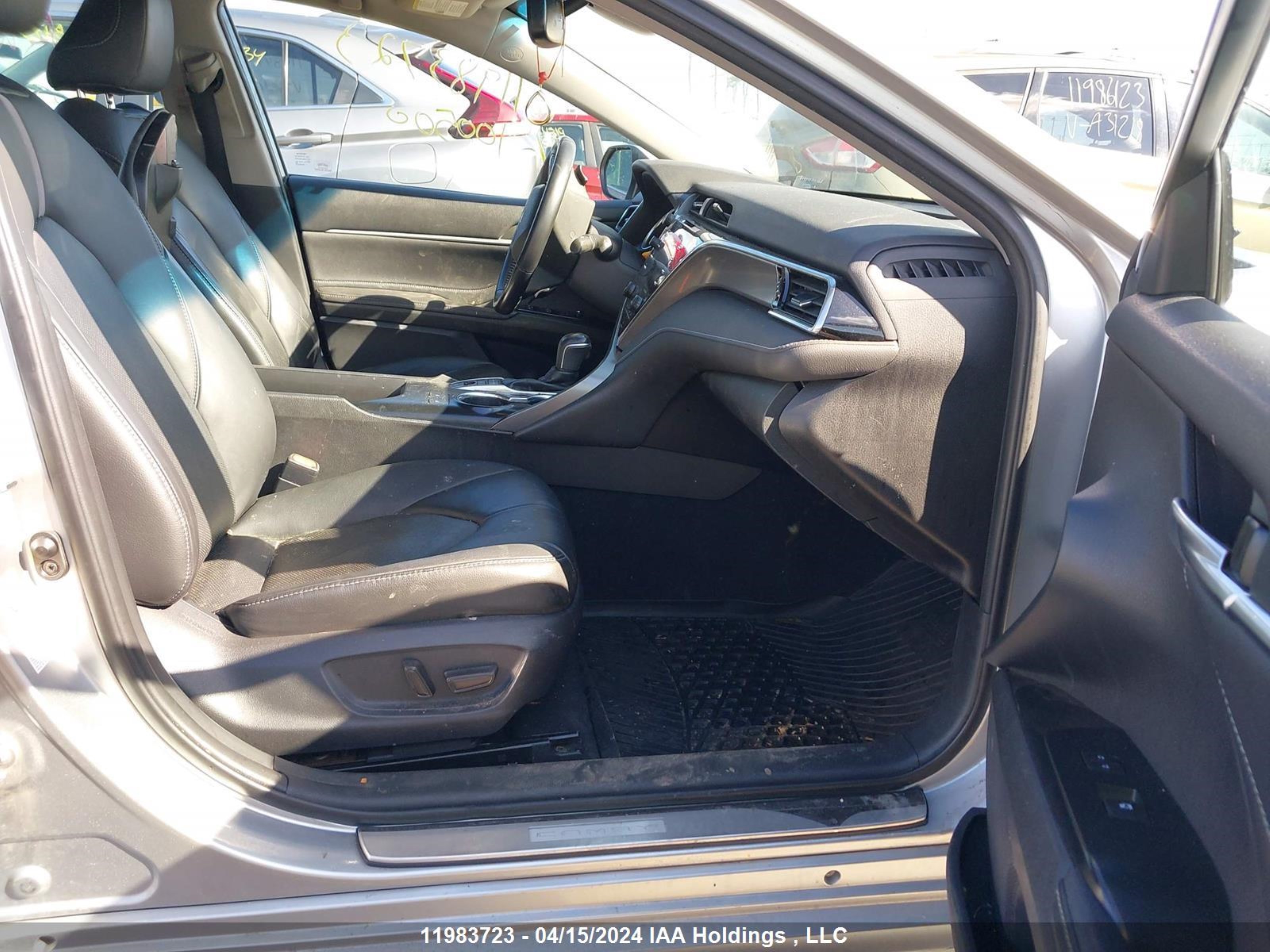 Photo 4 VIN: 4T1B61HK2JU100500 - TOYOTA CAMRY 