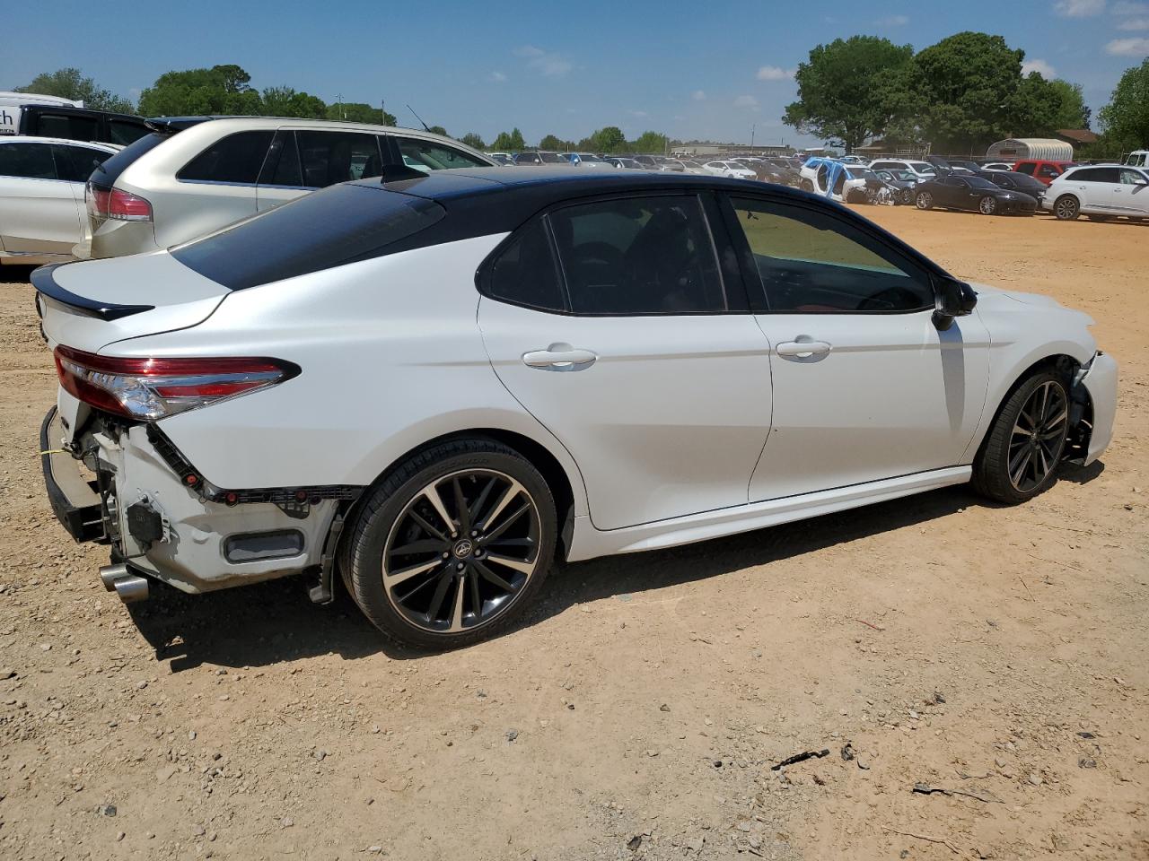 Photo 2 VIN: 4T1B61HK2JU139300 - TOYOTA CAMRY 