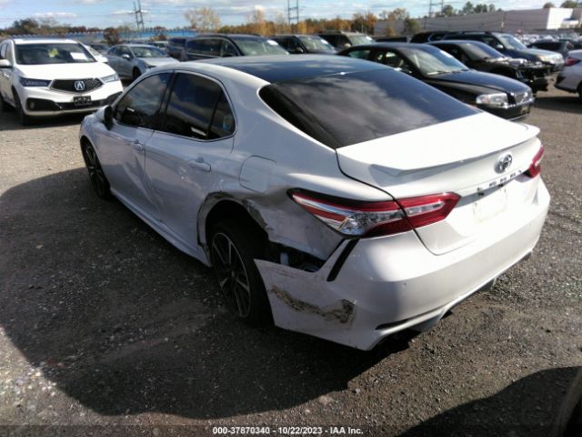 Photo 2 VIN: 4T1B61HK4JU062557 - TOYOTA CAMRY 