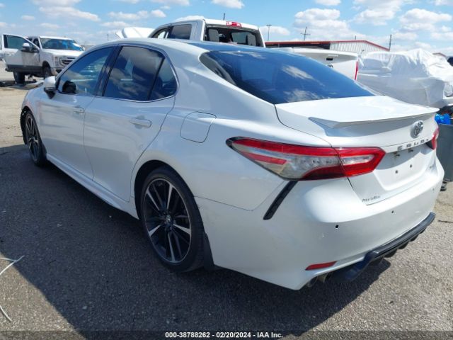 Photo 2 VIN: 4T1B61HK4JU090987 - TOYOTA CAMRY 