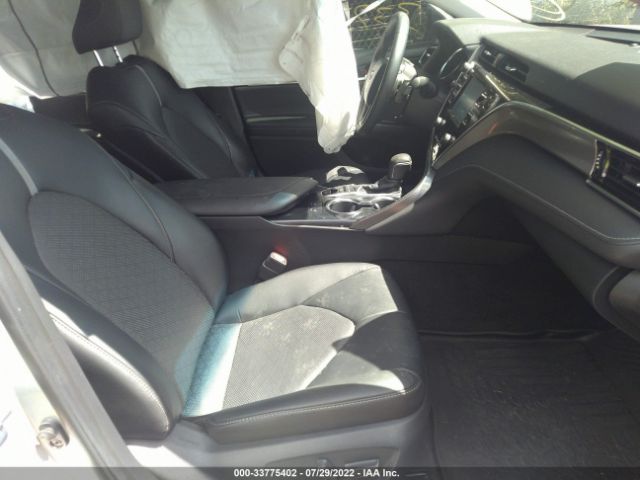 Photo 4 VIN: 4T1B61HK4JU104922 - TOYOTA CAMRY 