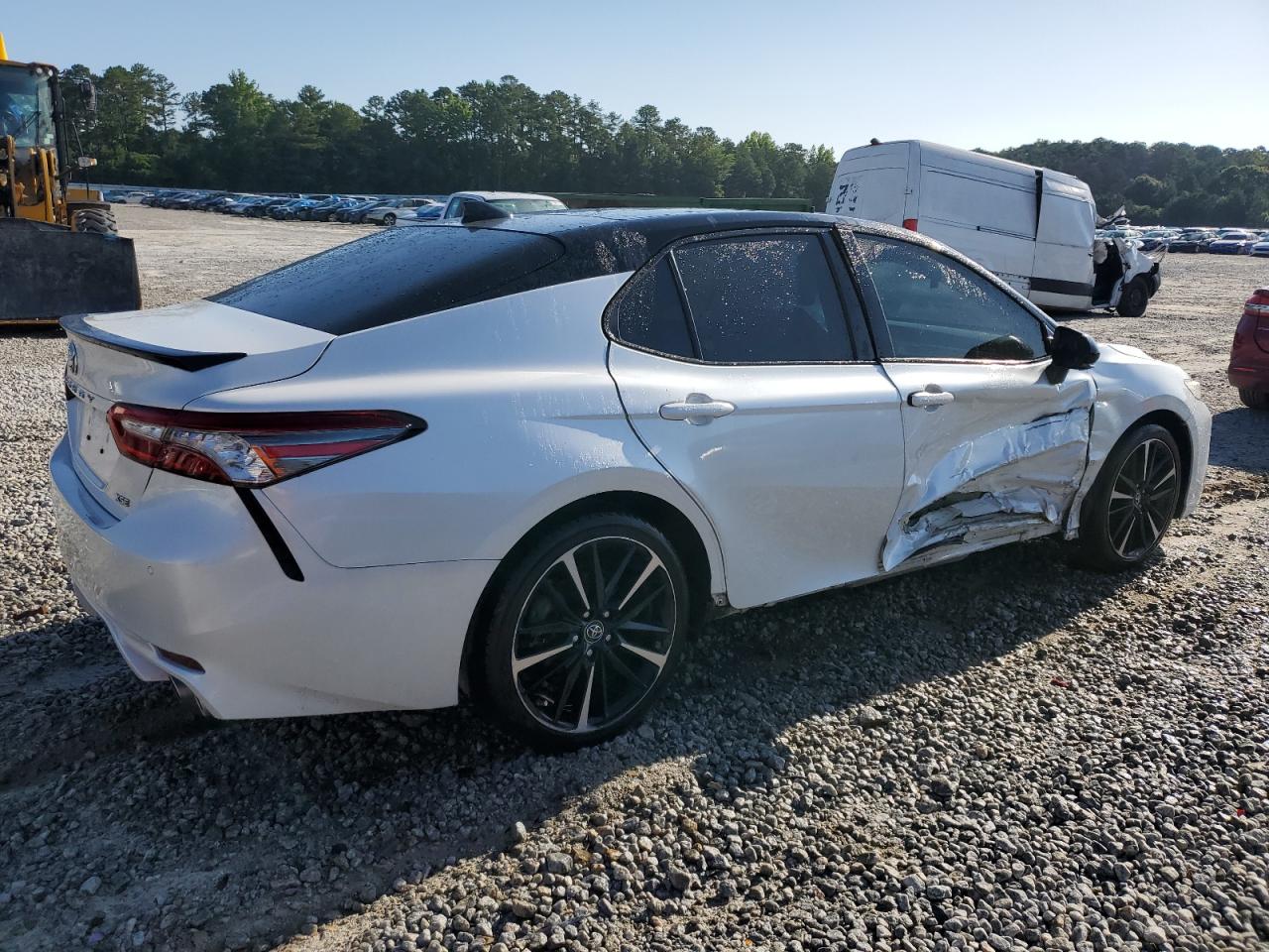 Photo 2 VIN: 4T1B61HK5JU003064 - TOYOTA CAMRY 