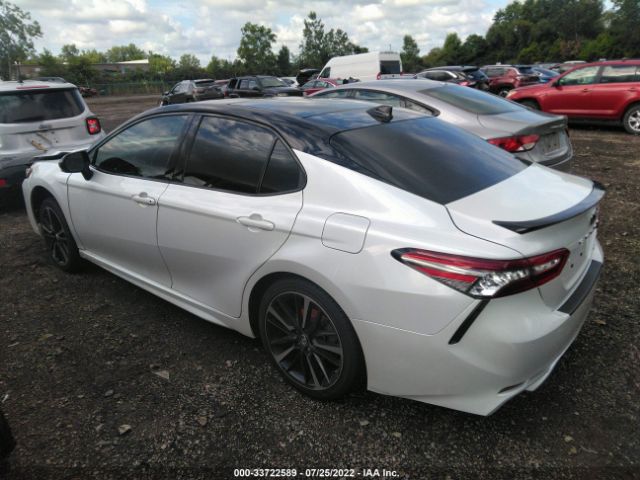 Photo 2 VIN: 4T1B61HK5JU066892 - TOYOTA CAMRY 