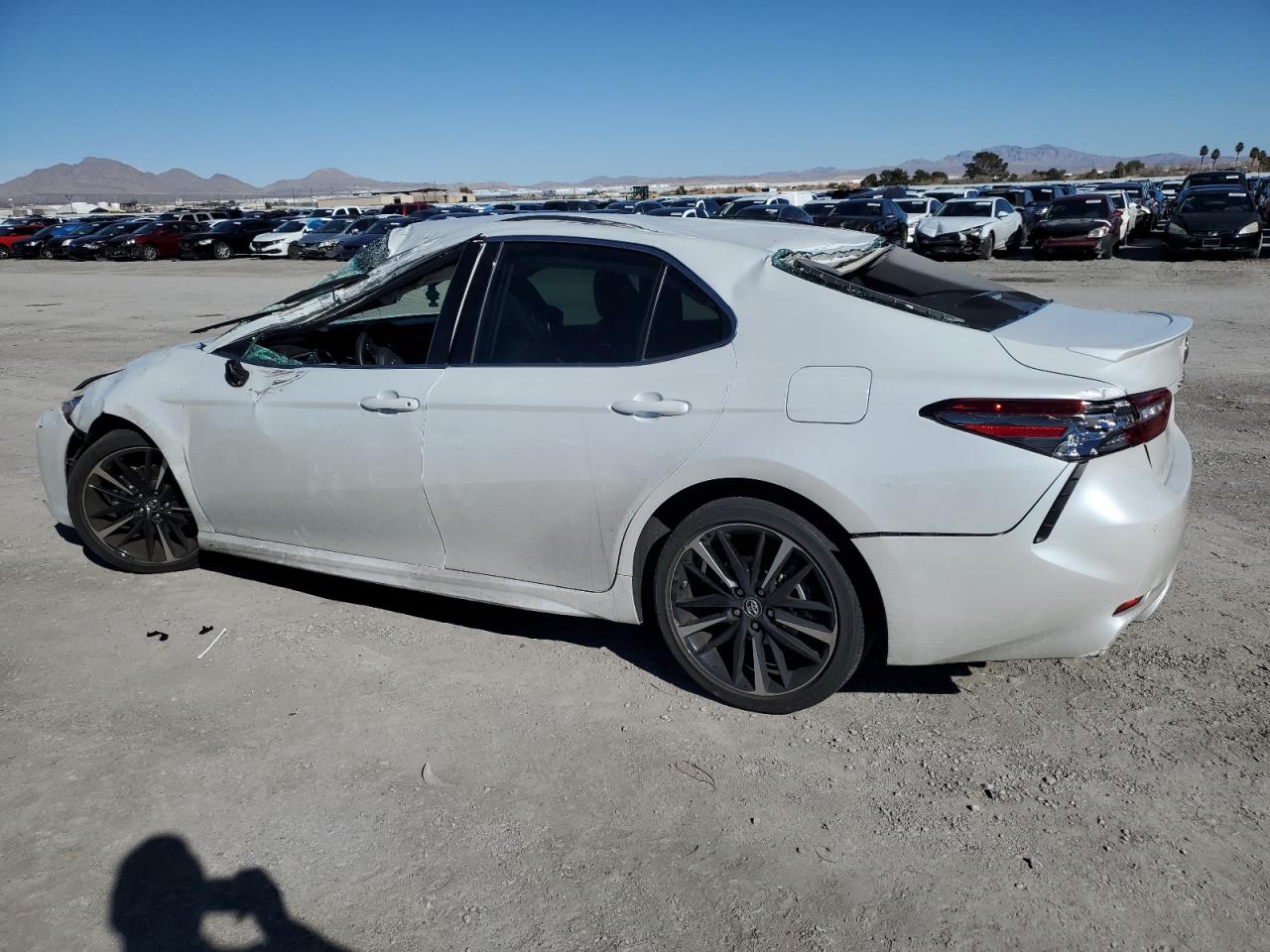 Photo 1 VIN: 4T1B61HK6JU010041 - TOYOTA CAMRY 