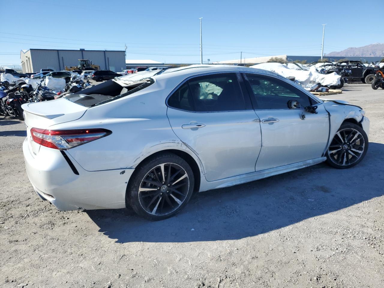 Photo 2 VIN: 4T1B61HK6JU010041 - TOYOTA CAMRY 