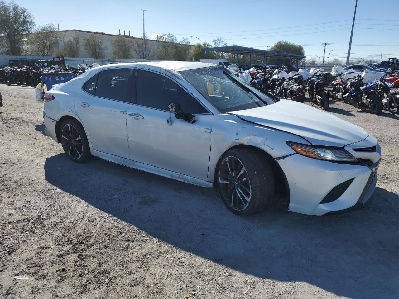 Photo 3 VIN: 4T1B61HK6JU010041 - TOYOTA CAMRY 