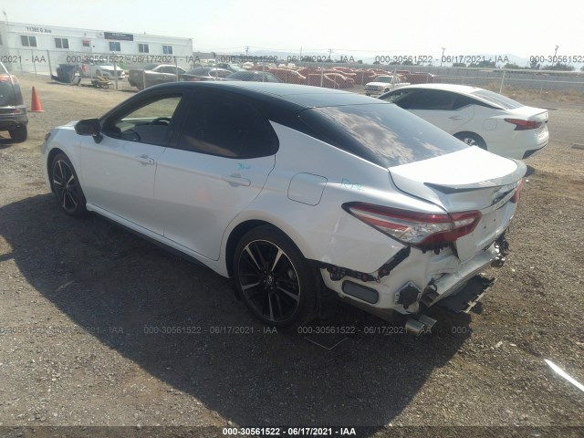 Photo 2 VIN: 4T1B61HK6JU091784 - TOYOTA CAMRY 