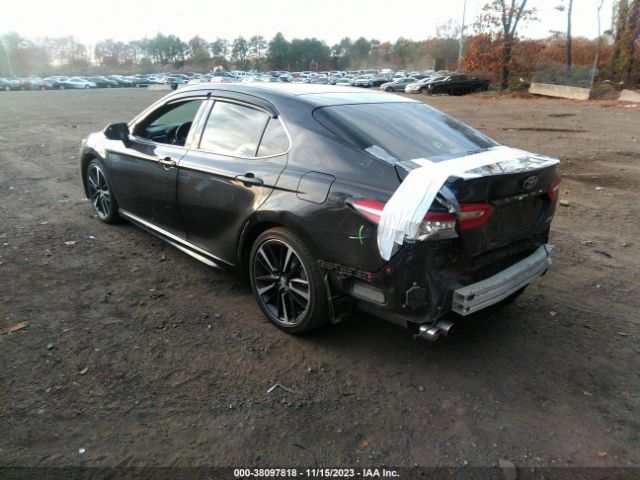 Photo 2 VIN: 4T1B61HK8JU029092 - TOYOTA CAMRY 