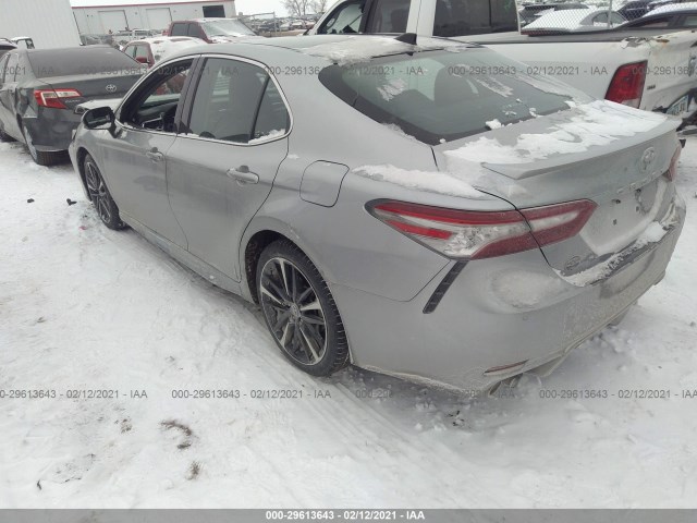 Photo 2 VIN: 4T1B61HK8JU040822 - TOYOTA CAMRY 