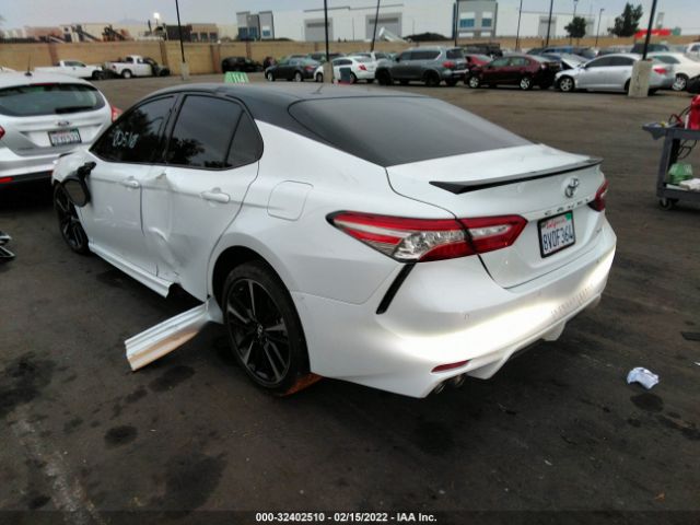 Photo 1 VIN: 4T1B61HK8JU086702 - TOYOTA CAMRY 