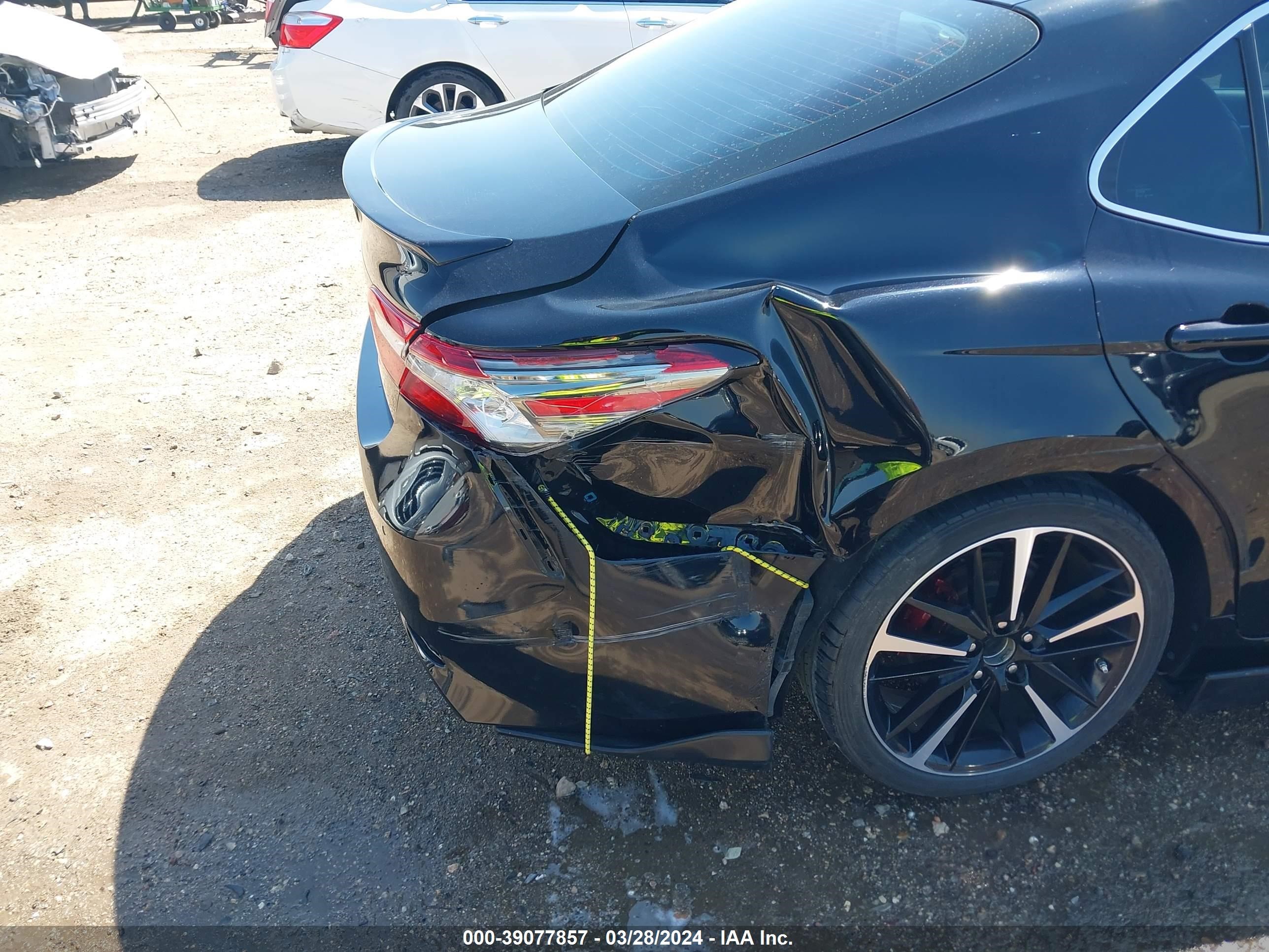 Photo 17 VIN: 4T1B61HK8JU153976 - TOYOTA CAMRY 