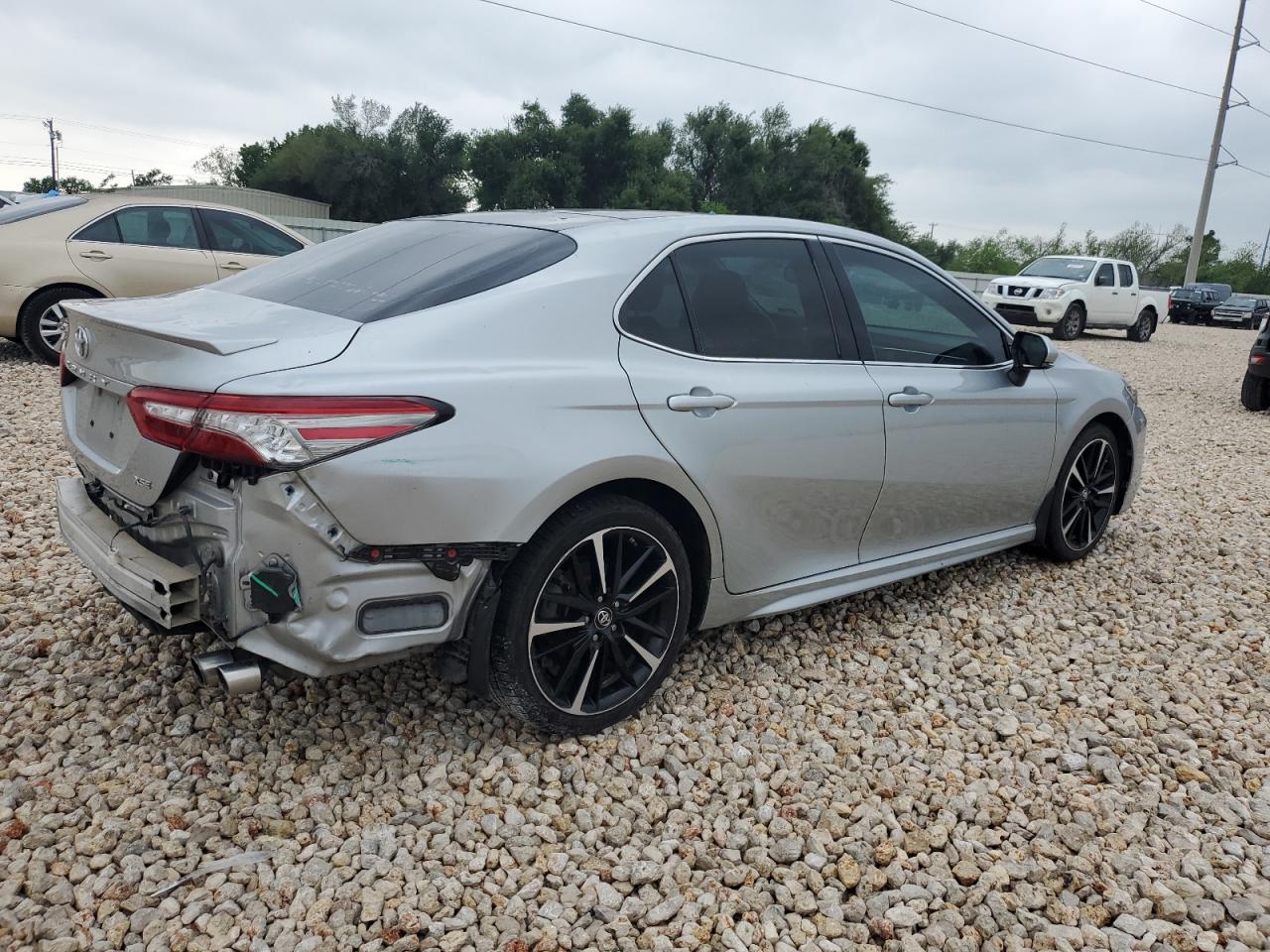 Photo 2 VIN: 4T1B61HK9JU095716 - TOYOTA CAMRY 